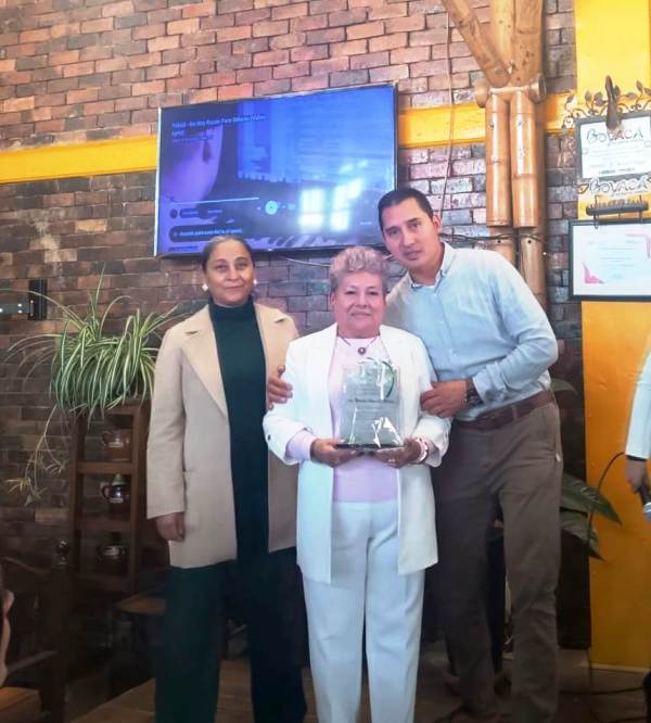 Homenaje a la profe Mercedes Hernandez.